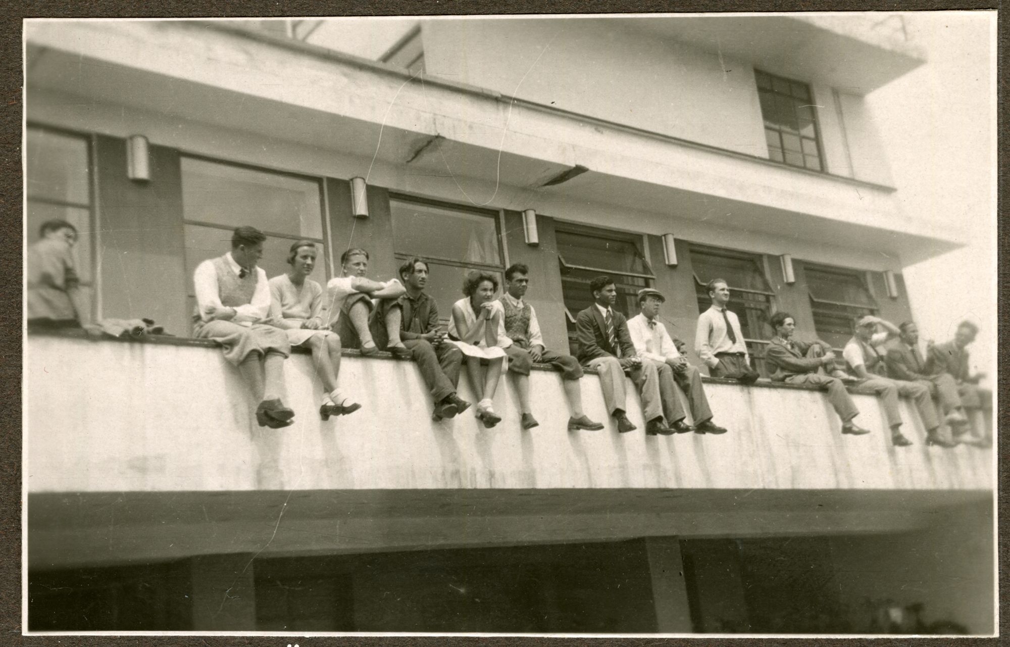 Bauhausgebäude Dessau, Studenten auf der Brüstung der Mensa-Terrasse sitzend, 1931/1932, © Stiftung Bauhaus Dessau 