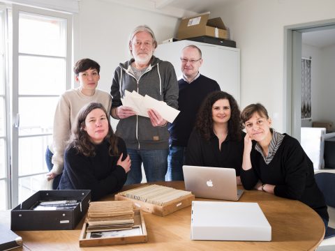 © Thomas Meyer/OSTKREUZ. v.l.n.r.: Laura Benz und Sibylle Fendt (Ostkreuz e.V.), Harald Hauswald, Dr. Matthias Buchholz (Bundesstiftung zur Aufarbeitung der SED-Diktatur), Natascha Pohlmann und Kathrin Kohle (Ostkreuz e.V.)