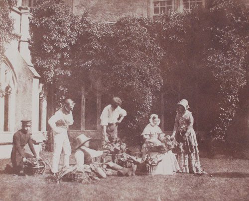 William Henry Fox Talbot (1800 – 1887) Die Obsthändler, Lacock Abbey, 1842 William Henry Fox Talbot (1800 – 1887) Die Obsthändler, Lacock Abbey, 1842