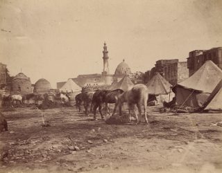 Carl Rudolf Huber (zugeschrieben), Straßenszene in Kairo, um 1875/76, Photoinstitut Bonartes