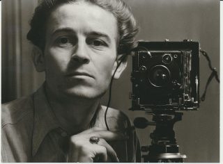 Hein Gorny, Ohne Titel (Selbstporträt mit Kamera), 1936, Silbergelatineabzug, 1972, 1118 x 14,8 cm © Hein Gorny – Collection Regard