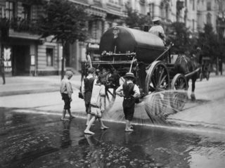 Berliner Strassenszene, Pferdefuhrwerk mit Wassertank bespritzt die Straße während einer Hitzeperiode, 1907. © Haeckel Archiv / ullstein bild